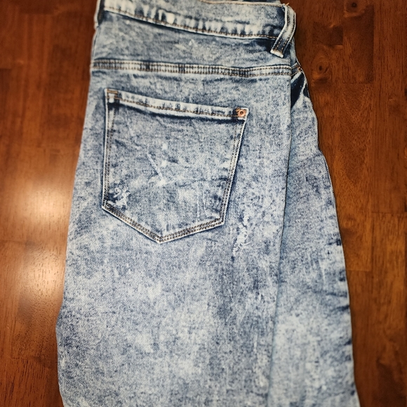 Acid washed Bermuda shorts - Picture 2 of 2